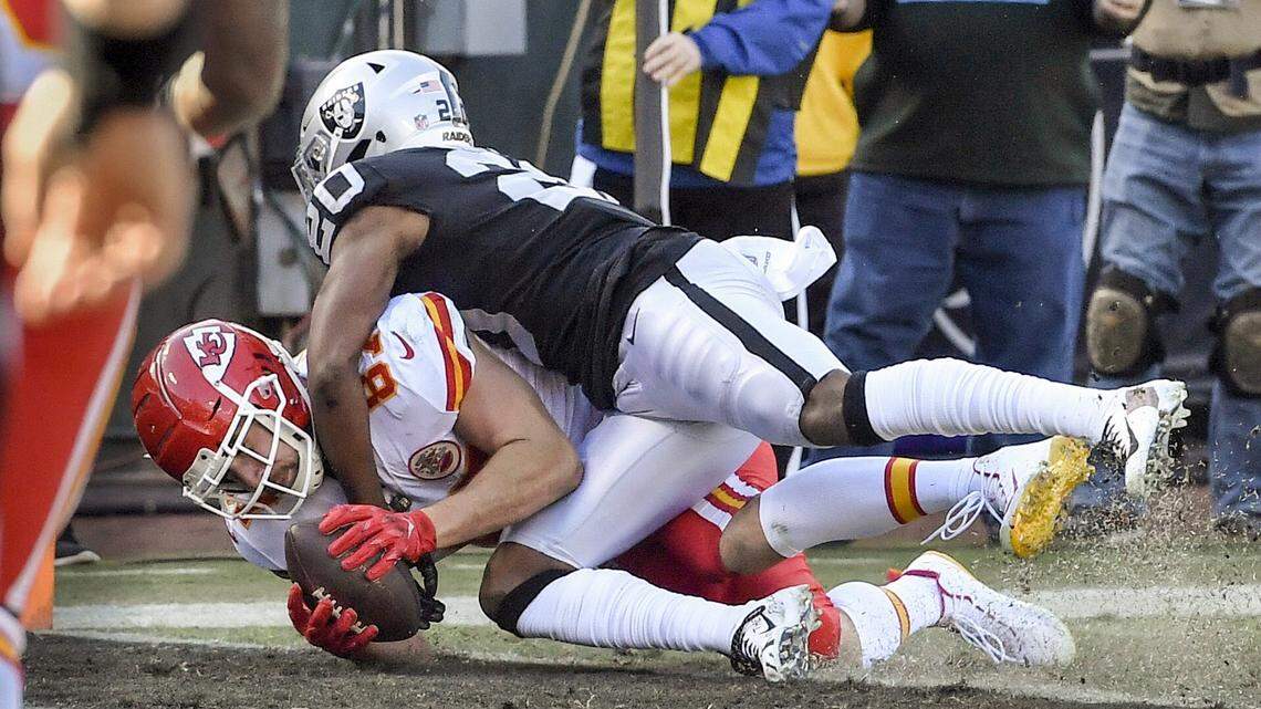 Kansas City Chiefs tight end Travis Kelce scored a touchdown against Oakland Raiders cornerback Daryl Worley in the first quarter on a 3-yard pass from quarterback Patrick Mahomes in Oakland. It was Mahomes’ 38th touchdown pass of the 2018 regular season.