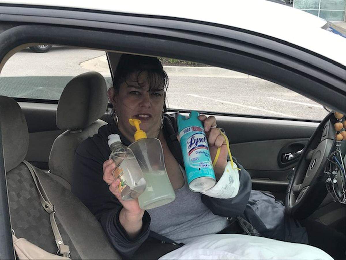“I have my gloves,” said Sara Doughty, 41, who has just arrived from Utah to move back to the Kansas City area. For her, wearing a mask is a priority. “Me, today, when I forgot it, I felt exposed.”