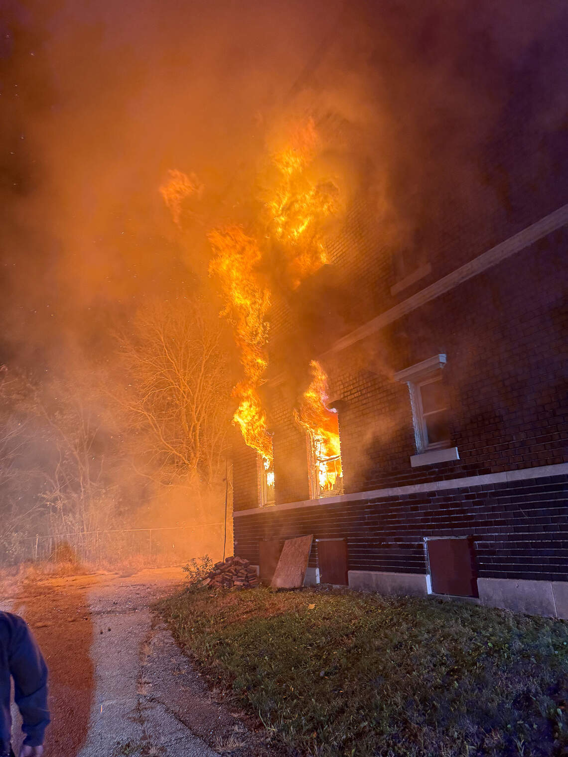 Apartment blaze forces KC firefighters into defensive battle | Kansas ...