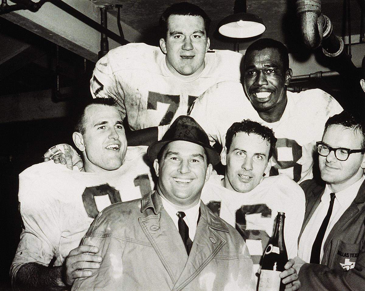 Abner Haynes (top right) joined the Dallas Texans in celebrating the franchise’s first AFL championship in 1962. Also pictured are (clockwise from bottom right) owner Lamar Hunt, quarterback Len Dawson, coach Hank Stram, kicker Tommy Brooker, and offensive tackle Jim Tyrer.