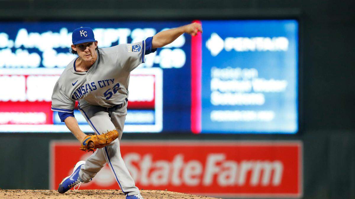 Kansas City Royals pitcher Daniel Lynch (52) throws to the Minnesota Twins in the second inning at Target Field in Minneapolis on Sept. 15, 2022.