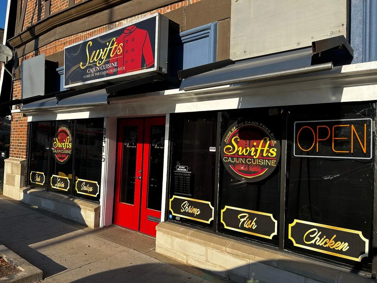Swifts Cajun Cuisine has taken over the space formerly occupied by EsKCobar, an Ethiopian and Caribbean fusion restaurant.