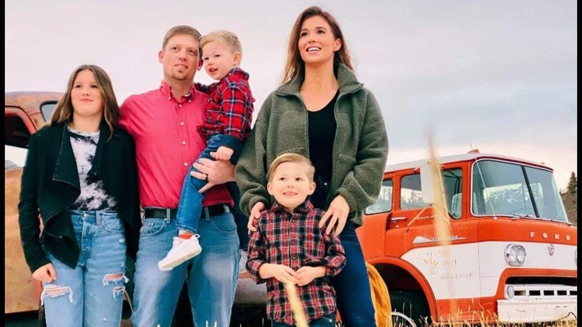 Shackelford and Walton family as pictured on their online fundraiser on Jan. 6