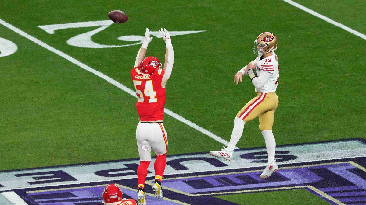 San Francisco 49ers quarterback Brock Purdy threw the ball while being pressured by Kansas City Chiefs linebacker Leo Chenal during the first quarter of Super Bowl LVIII at Allegiant Stadium.
