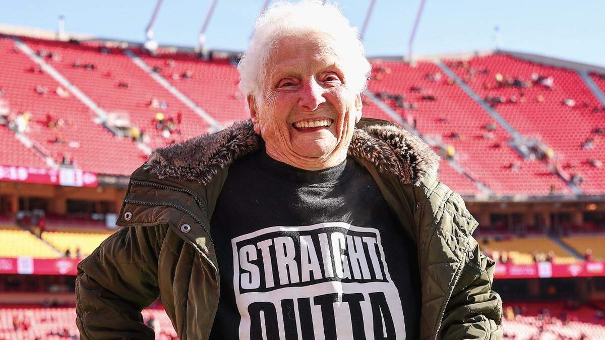Social media star “Gangster Granny,” a grandmother from Ohio, visited the sidelines before the Chiefs-Chargers game on Sunday and raised a minor ruckus online with her T-shirt.