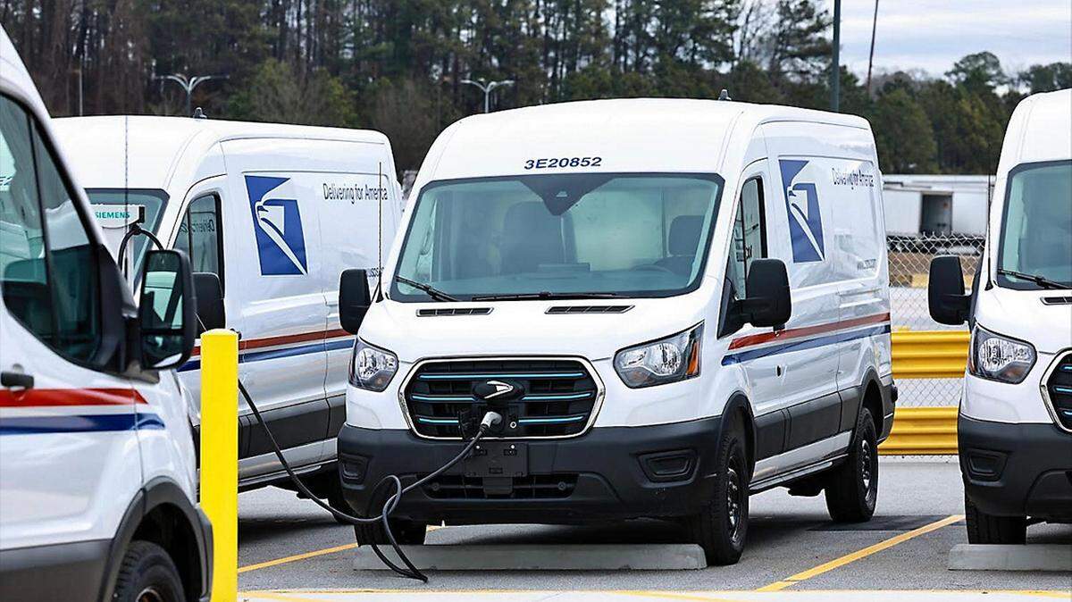 Ford is selling the U.S. Postal Service 9,250 E-Transit vans built right here at the Kansas City Assembly Plant in Claycomo.
