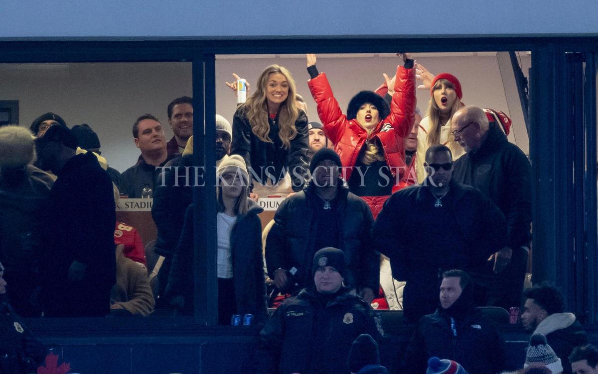 That’s Brittany Mahomes in the red jacket and black hat, and Taylor Swift in the red hat behind her, cheering after a Chiefs touchdown Sunday during the AFC Divisional Round playoff game against the Buffalo Bills.