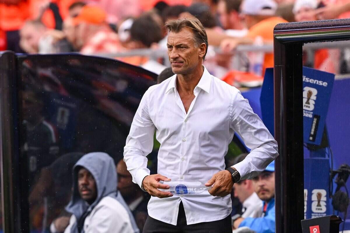 Tunisia manager Hervé Renard watches his team in the first half of the Netherlands vs. Tunisia FIFA World Cup group-stage soccer match at Kansas City (Arrowhead) Stadium in Kansas City on Thursday, June 25, 2026.