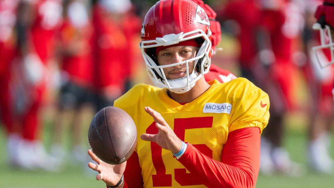 Chiefs restructure Patrick Mahomes’ contract, lowering 2026 cap hit: details