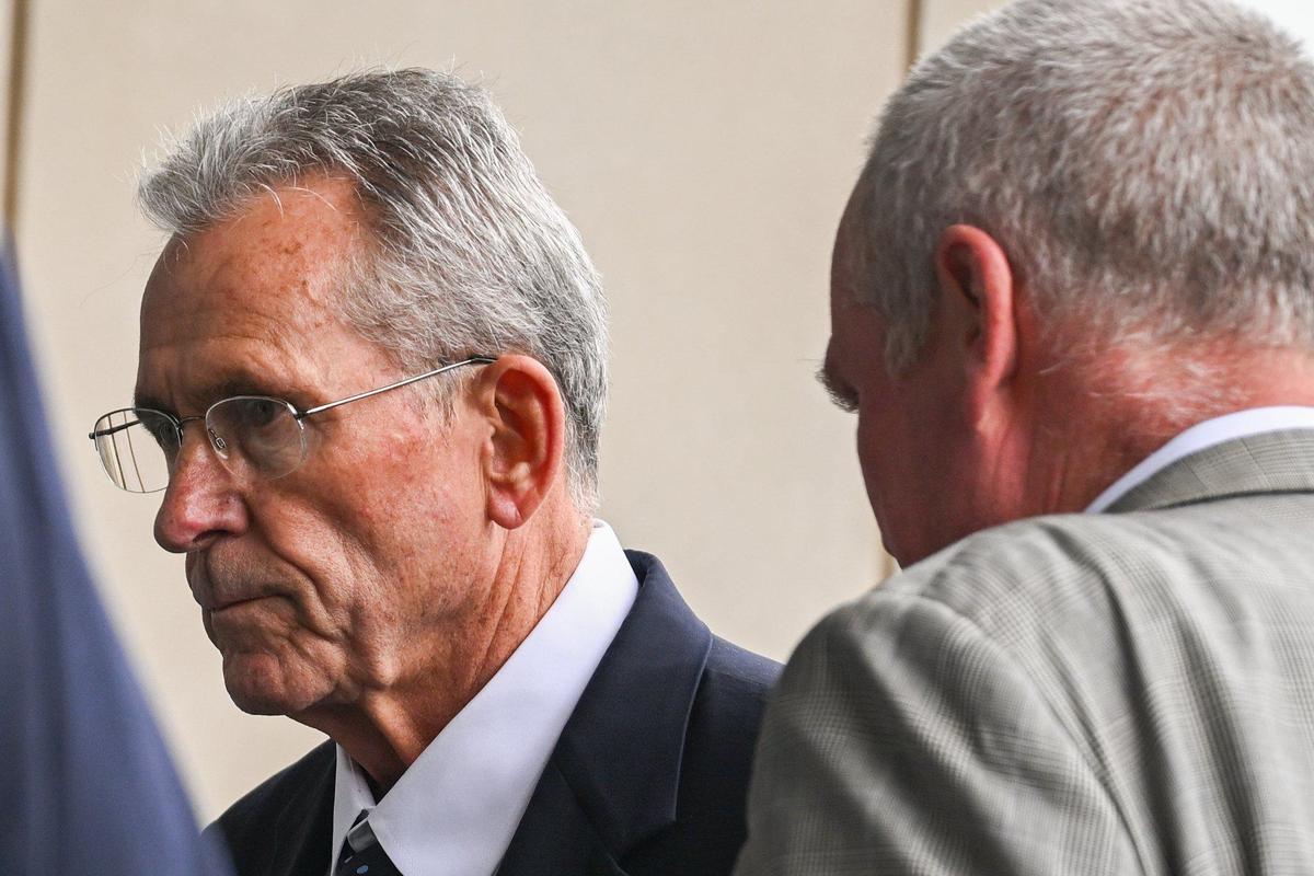 Lawrence McManamon enters the Robert J. Dole Federal Courthouse in Kansas City, Kansas on Aug. 30, 2024. Four former officers of the Boilermakers Union made their first appearances in federal court after being indicted Aug. 21 on embezzlement and other felony charges.