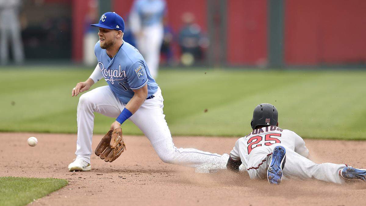 Twins’ pinch runner Byron Buxton stole second base as Royals’ Hunter Dozier (17) couldn’t make the play in the ninth inning. The Kansas City Royals lost to the Minnesota Twins 7-6 at Kauffman Stadium Wednesday, Apr. 3, 2019.