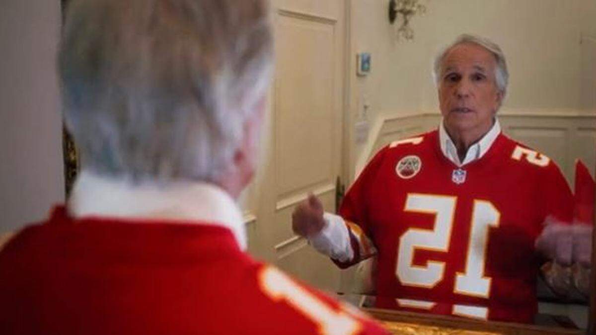 Actor Henry Winkler congratulated Travis Kelce on social media during “Monday Night Football” after the tight end scored a touchdown. Winkler is a Chiefs fan and a superfan of Chiefs quarterback Patrick Mahomes.