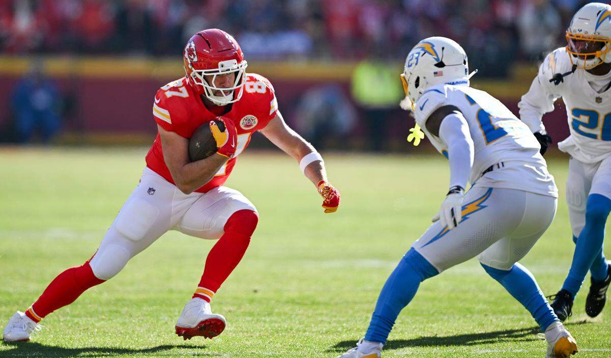 Kansas City Chiefs tight end Travis Kelce (87) runs after a catch against the LA Chargers at GEHA Field at Arrowhead Stadium on Sunday, Dec. 14, 2025.