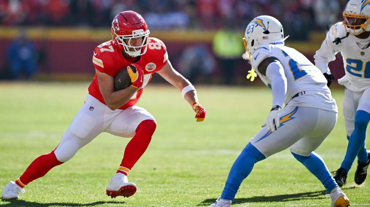 Kansas City Chiefs tight end Travis Kelce (87) runs after a catch against the LA Chargers at GEHA Field at Arrowhead Stadium on Sunday, Dec. 14, 2025.