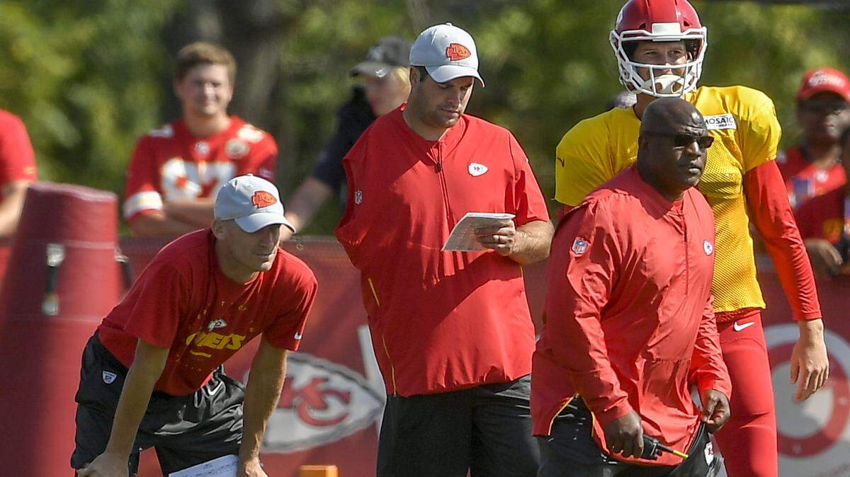 Porter Ellett, middle, senior assistant to head coach Andy Reid, watches over a training camp session at Missouri Western State University in St. Joseph.
