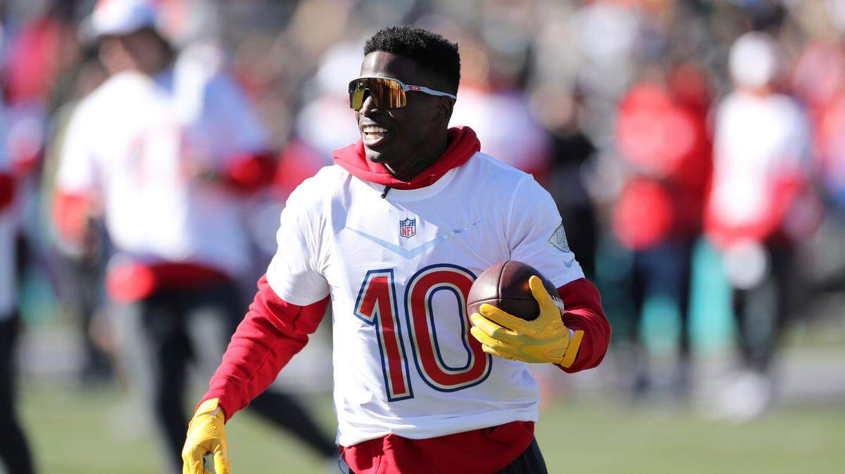 AFC receiver Tyreek Hill of the Kansas City Chiefs runs after a reception during Pro Bowl NFL football practice, Thursday, February 3, 2022, in Las Vegas. (Gregory Payan/AP Images for NFL)