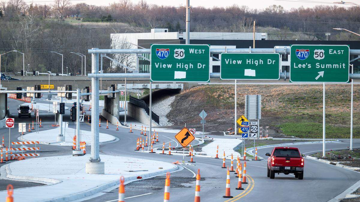 Delays have pushed back the opening of the Interstate 470-View High Drive intersection in Lee’s Summit.
