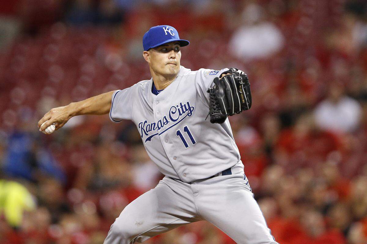 Jeremy Guthrie #11 of the Kansas City Royals pitches in the second inning against the Cincinnati Reds at Great American Ball Park on August 19, 2015 in Cincinnati, Ohio.