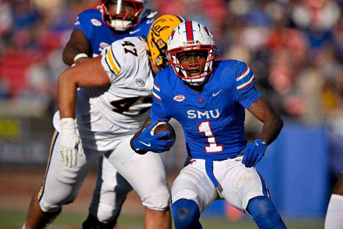 SMU Mustangs running back Brashard Smith (1) in action during the game against the California Golden Bears at Gerald J. Ford Stadium on Nov. 30, 2024.