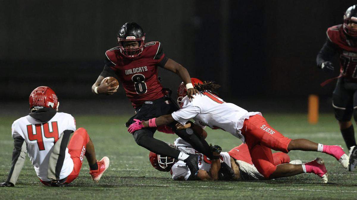 Washington’s Savion Stone tries to elude a Highland Park tackler during a high school football game on Friday, Oct. 24, 2025.