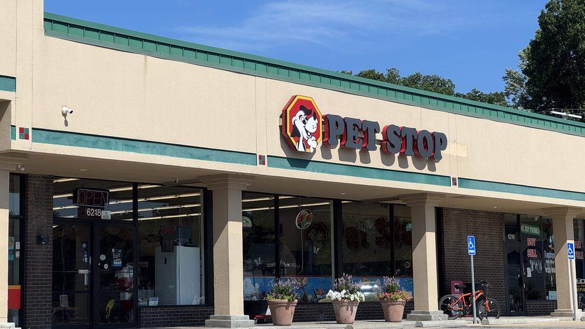 The outside of Pet Stop in Shawnee
