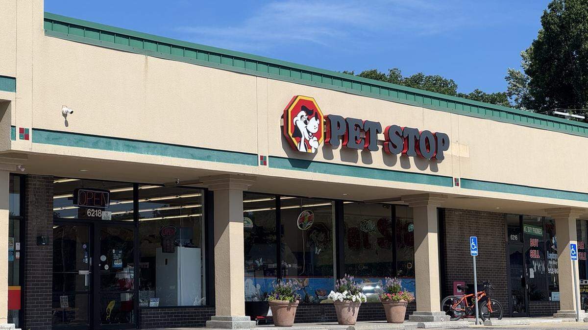 The front of Pet Stop in Shawnee. 