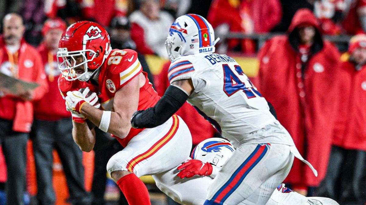 Kansas City Chiefs tight end Travis Kelce (87) makes a catch against the Buffalo Bills defense in the fourth quarter during the AFC Championship Game on Sunday, Jan. 26, 2025, at GEHA Field at Arrowhead Stadium.