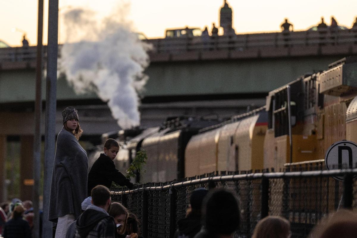 Children try to catch a better look of Union Pacific’s Big Boy at Union Station in Kansas City on Tuesday, Oct. 15, 2024.
