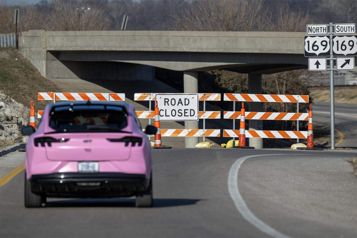 MoDOTKC announced the full closure of the northbound U.S. 169 viaduct bridge for urgent evaluation in downtown Kansas City, beginning Tuesday, Dec. 16, 2025. Vehicles slowed as they approached the U.S. 169 North South entrance ramps north of Wheeler Downtown Airport.