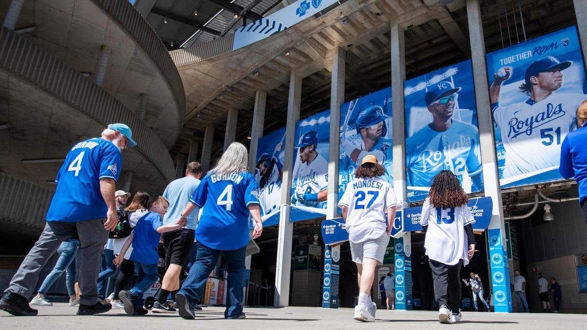 Aficionados caminan hacia el interior antes del partido entre los Kansas City Royals y los Cleveland Guardians, en el Kauffman Stadium, el 9 de abril de 2022.