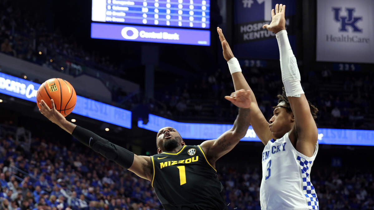 Missouri’s Amari Davis (1) shoots while pressured by Kentucky’s Tyty Washington Jr. (3) during the second half of an NCAA college basketball game in Lexington, Ky., Wednesday, Dec. 29, 2021. Kentucky won 83-56. (AP Photo/James Crisp)