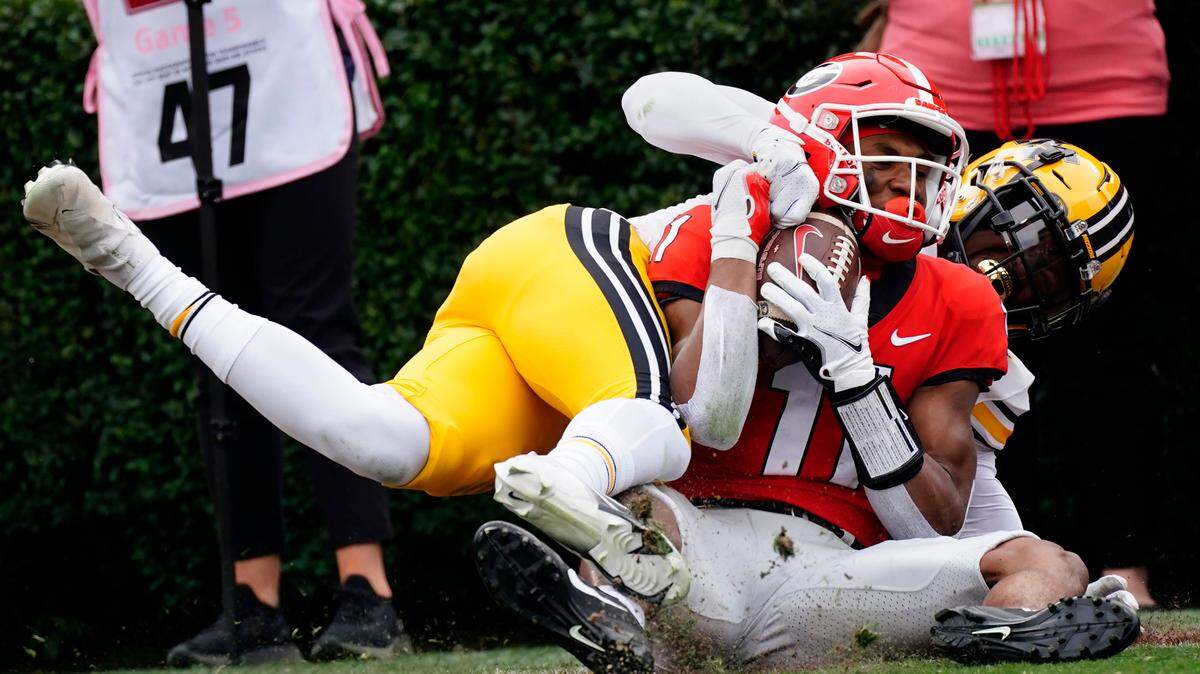 Georgia wide receiver Arian Smith (11) makes a catch for a touchdown as Missouri defensive back Jaylon Carlies (1) defends in the first half of an NCAA college football game Saturday, Nov. 6, 2021, in Athens, Ga.. (AP Photo/John Bazemore)