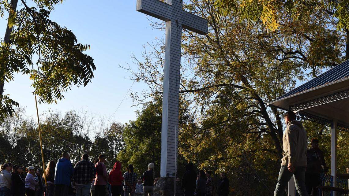 ‘Sending those prayers out’: Excelsior Springs residents gather amid kidnapping, rape case