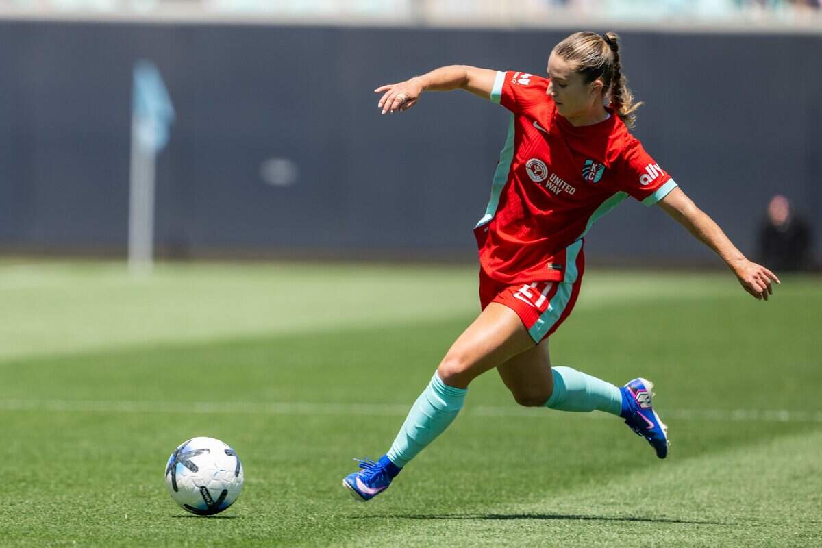 Kansas City Current forward Ally Sentnor (21) chases down a loose ball in the Current's match vs. Portland Thorns FC on Sunday, May 24, 2026, at CPKC Stadium.