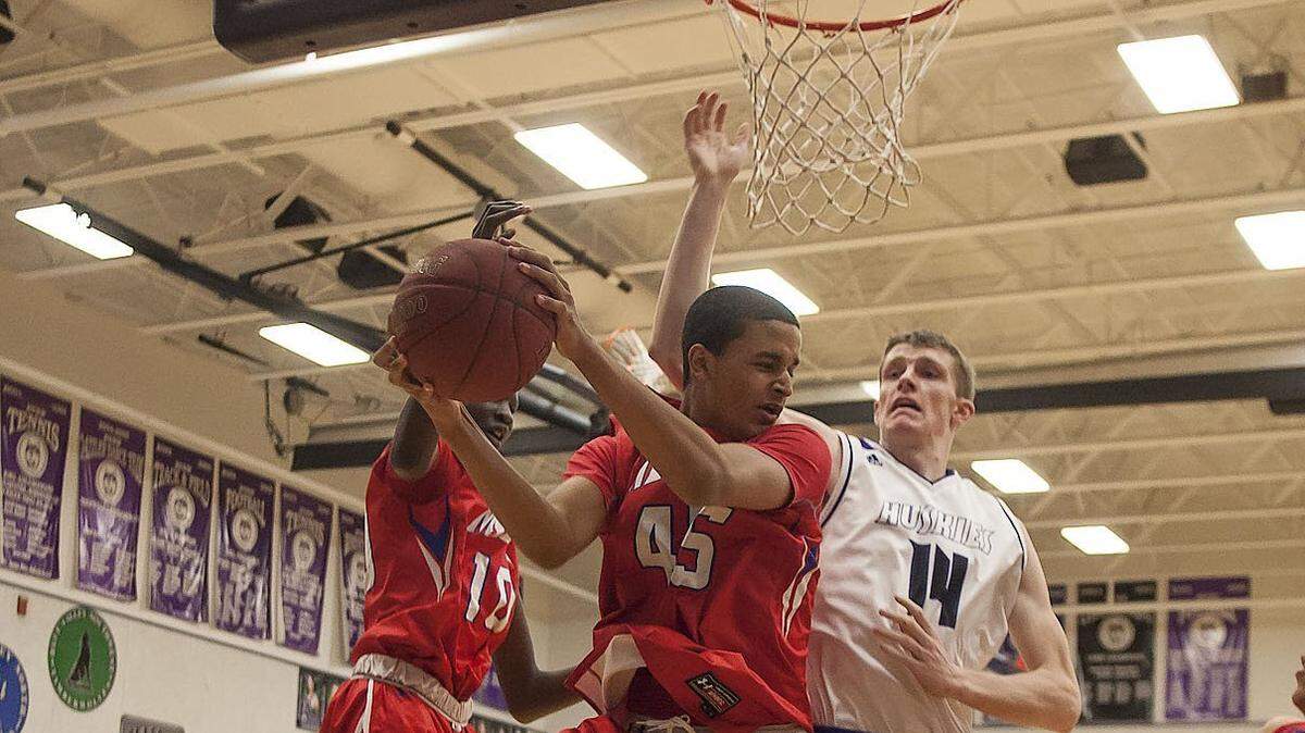 Forward Jeremiah Robinson-Earl (45), a recruiting target of the Kansas Jayhawks, will be one of the 87 players to attend the 2018 USA Basketball Men’s Junior National Team minicamp in October.