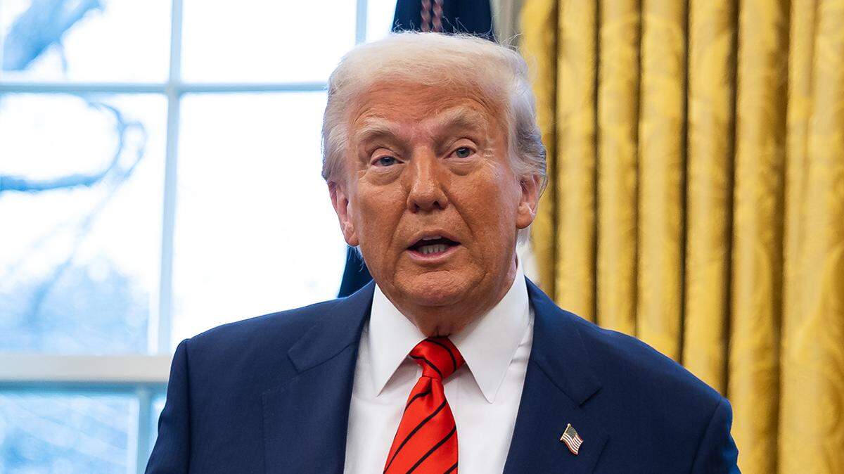 President Donald Trump delivers remarks after Pam Bondi was sworn in as attorney general in the Oval Office at the White House in Washington, D.C. on Feb. 5, 2025. (Francis Chung/POLITICO)