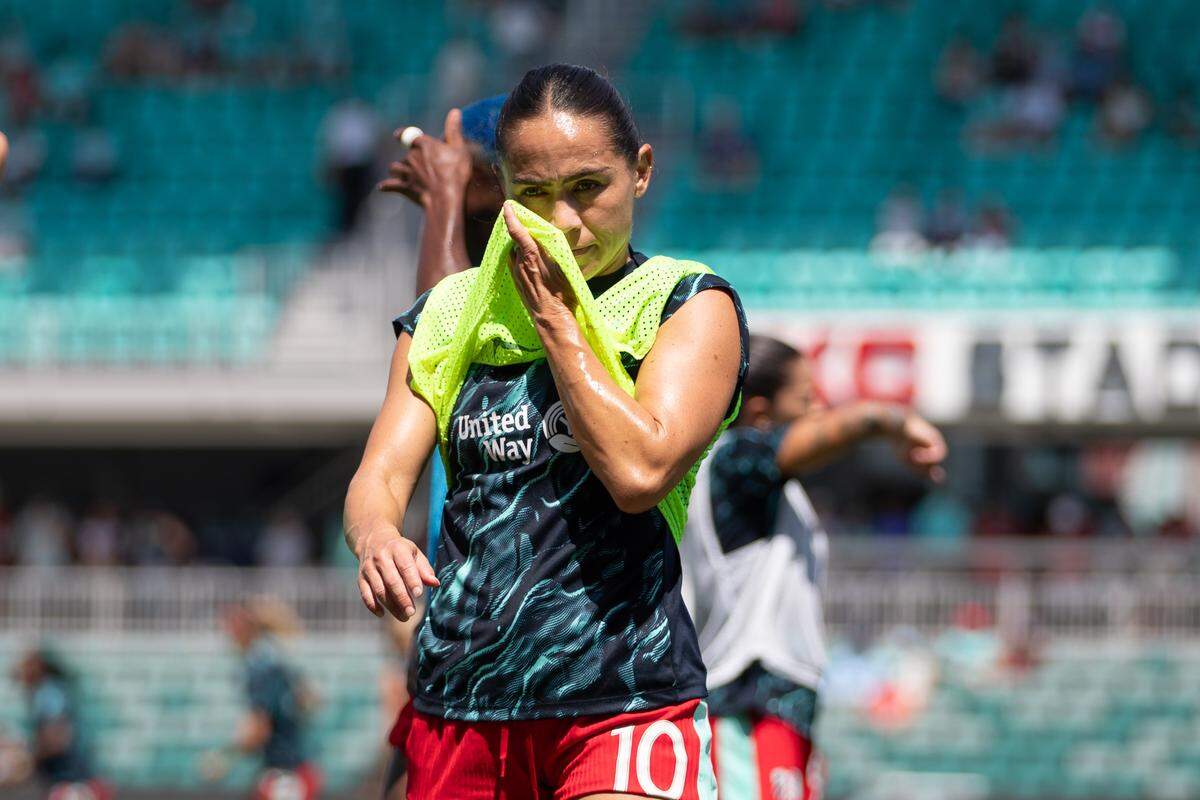 Kansas City Current midfielder Lo LaBonta (10) wipes sweat from her face during warmups before the match against the Orlando Pride at CPKC Stadium on Aug. 16, 2025.