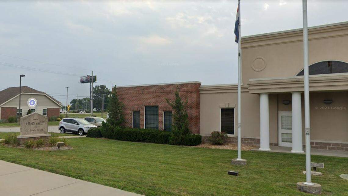 Two candidates competing to replace long-time Grain Valley Mayor