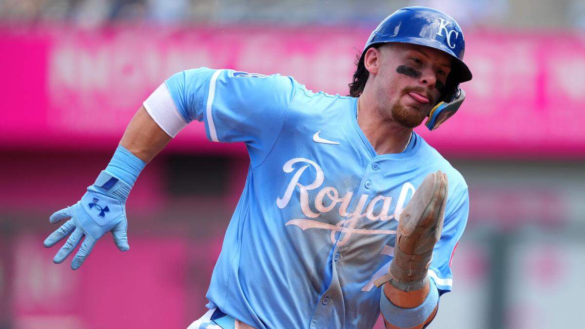 KANSAS CITY, MISSOURI - AUGUST 21: Bobby Witt Jr. #7 of the Kansas City Royals runs home to score on a Salvador Perez single in the third inning against the Texas Rangers at Kauffman Stadium on August 21, 2025 in Kansas City, Missouri. (Photo by Ed Zurga/Getty Images)