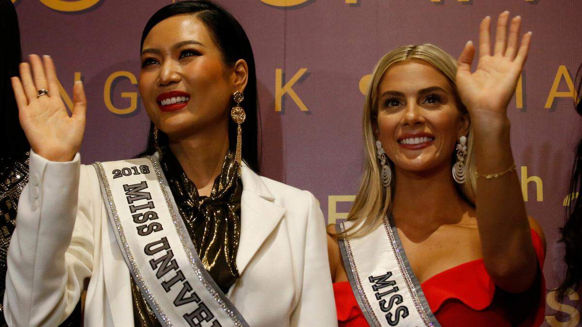 Miss Thailand Sophia Kanchanrin, left, and Miss U.S.A. Sarah Summers wave to reporters during a press conference in Bangkok, Thailand, Thursday, Nov. 29, 2018. Final competition of Miss Universe is set for Dec. 17, 2018 in Bangkok. (AP Photo/Sakchai Lalit)