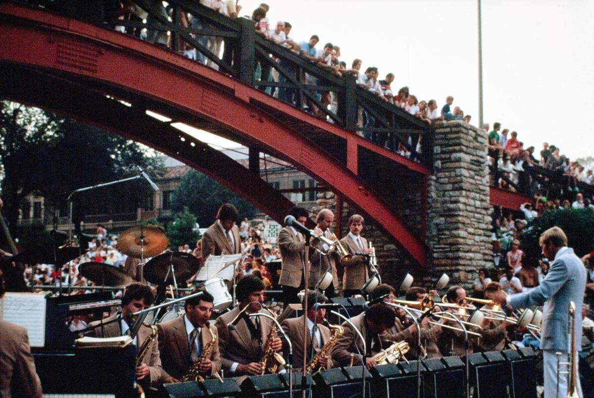 A jazz big band playing beneath a Brush Creek bridge. KANSAS CITY PUBLIC LIBRARY