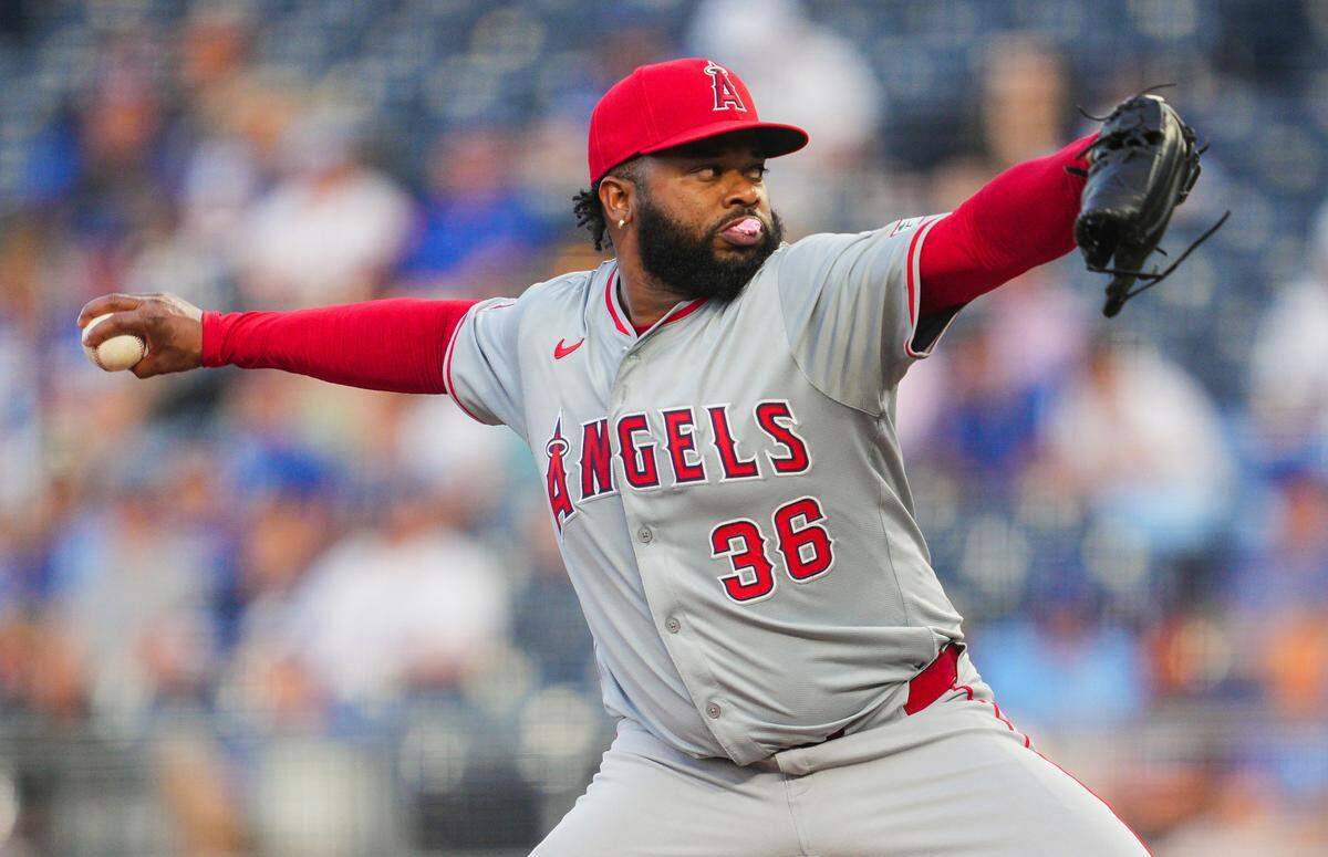 Former Royals pitcher Johnny Cueto got the start against Kansas City, for whom he starred in the second half of the 2015 season, on Wednesday evening at Kauffman Stadium.