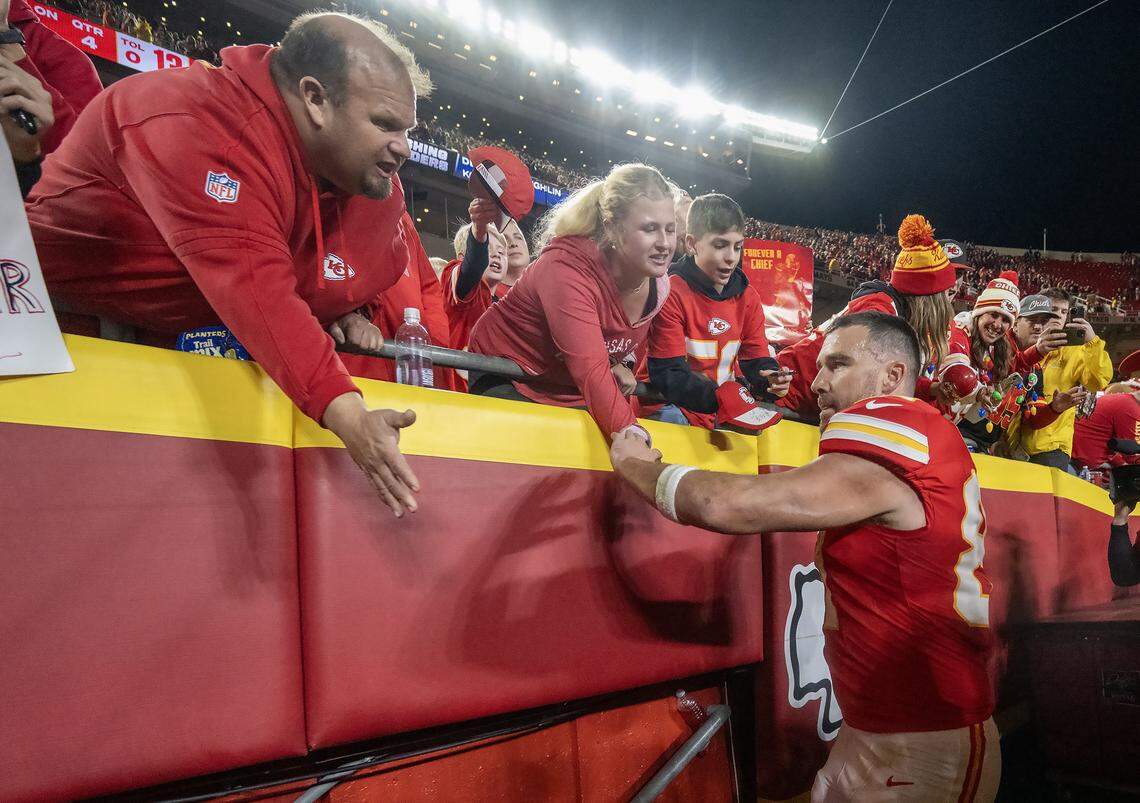 Kansas City Chiefs tight end Travis Kelce (87) heads off the field after the Denver Broncos defeated the Chiefs, 20-13, at GEHA Field at Arrowhead Stadium on Thursday, Dec. 25, 2025, in Kansas City. ]