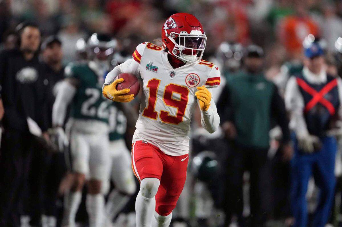 Kansas City Chiefs wide receiver Kadarius Toney (19) carries the ball on a 65-yard punt return against the Philadelphia Eagles in the fourth quarter of Super Bowl 57 at State Farm Stadium. The Chiefs defeated the Eagles 38-35.