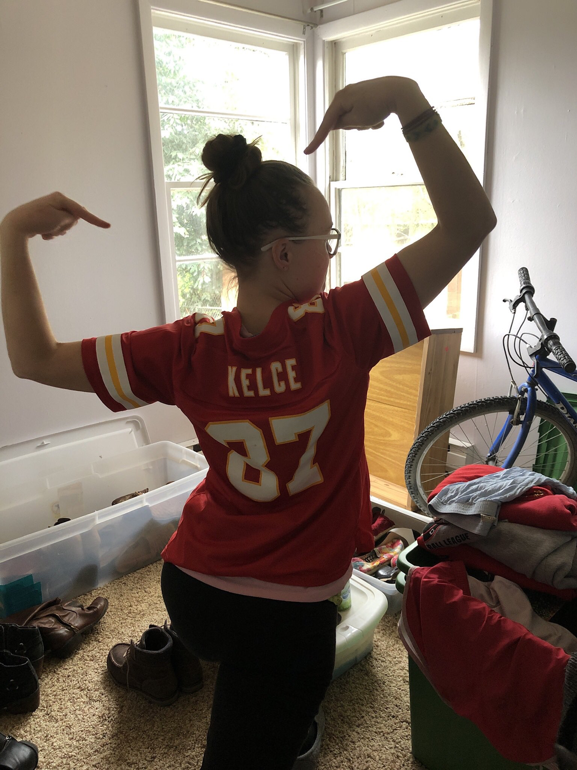 Kaitlyn Wright’s favorite player was Kansas City Chiefs tight end Travis Kelce, as her game-day attire attests.