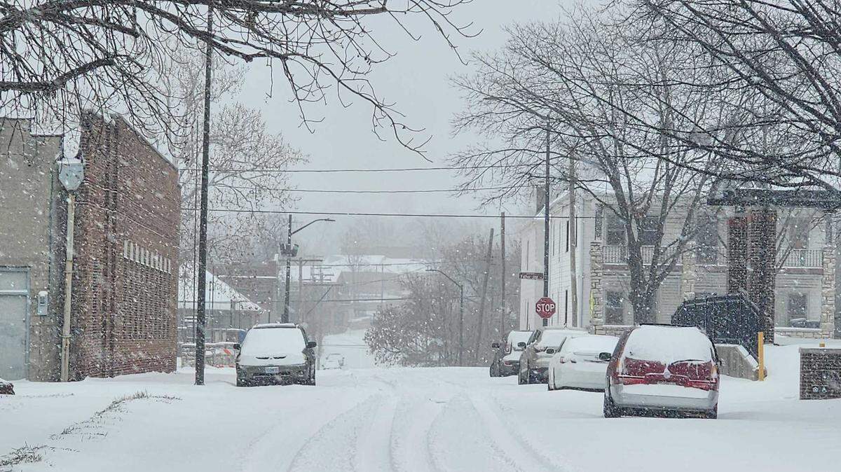Snow comes down on a residential street in the Columbus Park neighborhood in Kansas City on Sunday, Jan. 5.