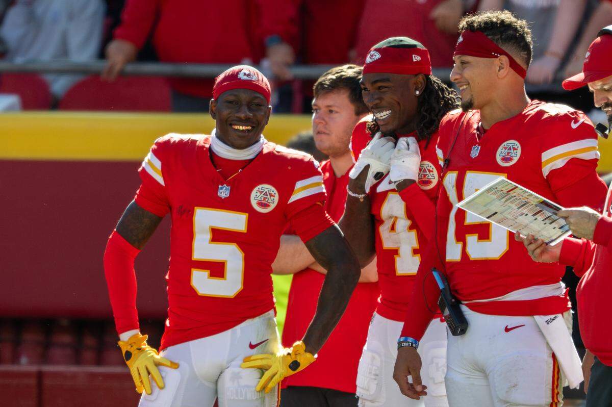 Kansas City Chiefs quarterback Patrick Mahomes (15) and receivers Rashee Rice (4) and Marquise Brown (5) share a laugh late in the second half of a win vs. the Las Vegas Raiders on Sunday, October 19, 2025, at GEHA Field at Arrowhead Stadium.