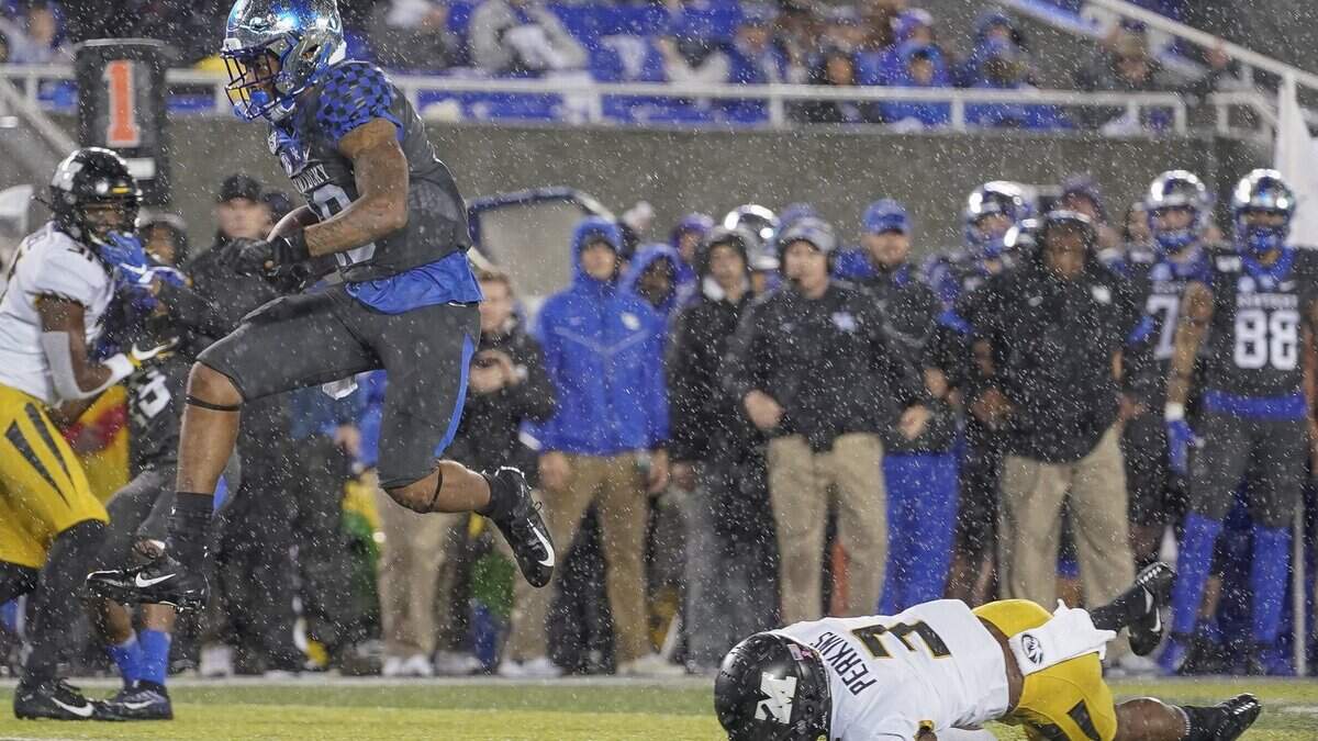 Kentucky running back Asim Rose (10) runs for a touchdown during the first half of NCAA college football game against Missouri, Saturday, Oct. 26, 2019, in Lexington, Ky. (AP Photo/Bryan Woolston)