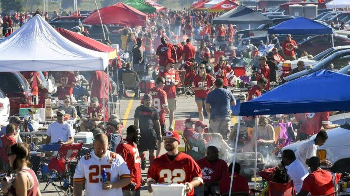 At Arrowhead Stadium, two Kansas City police officers on Dec. 10, 2017, helped save the life of a Chiefs fan who suffered a medical emergency. The officers received a department award on Tuesday.
