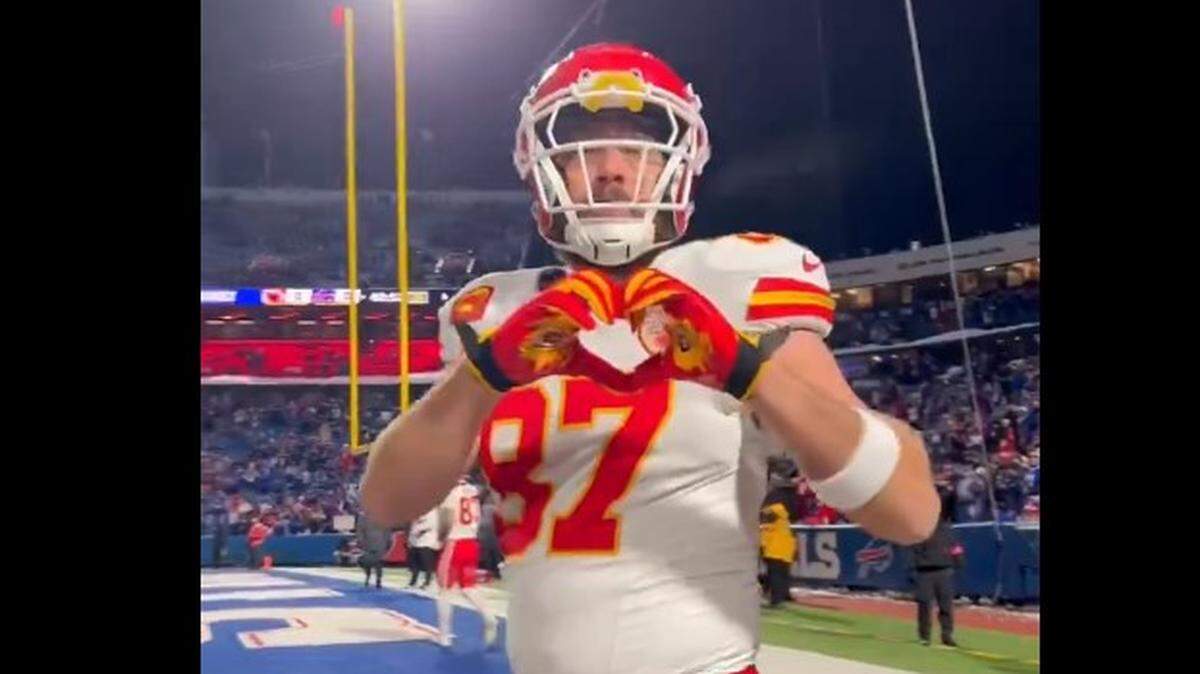 Chiefs tight end Travis Kelce flashed the hand heart to Bills fans.